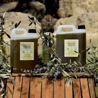 Bidon De 5 Litres D'huile D'olive Avec Des Olives Fraîches Et Les Branches  Avec Copie Espace Banque D'Images et Photos Libres De Droits. Image 34754702